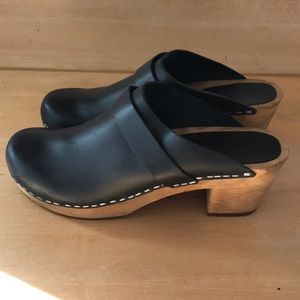 [[SANITA]] black wooden clogs
